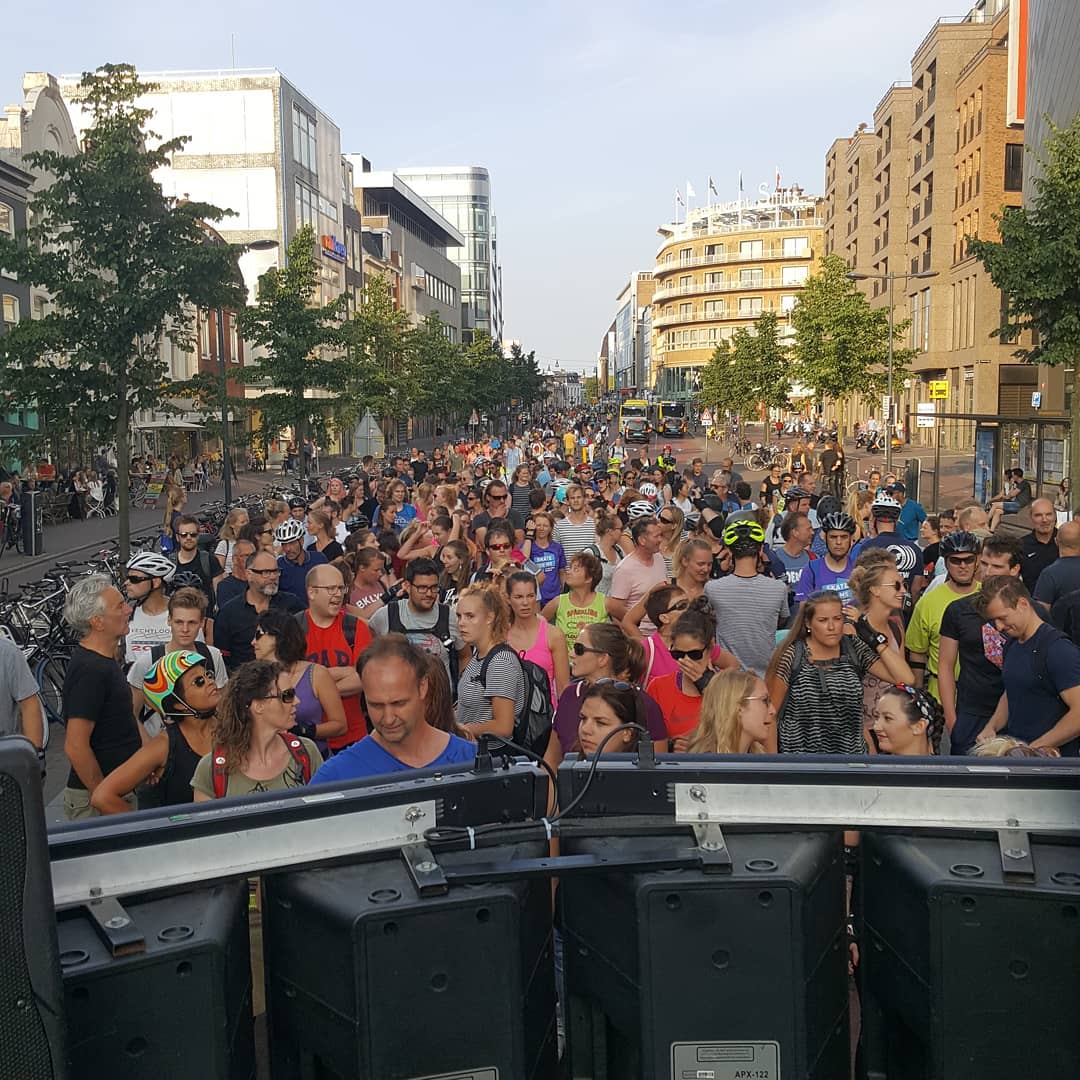Skate Parade Utrecht, volle straat met publiek